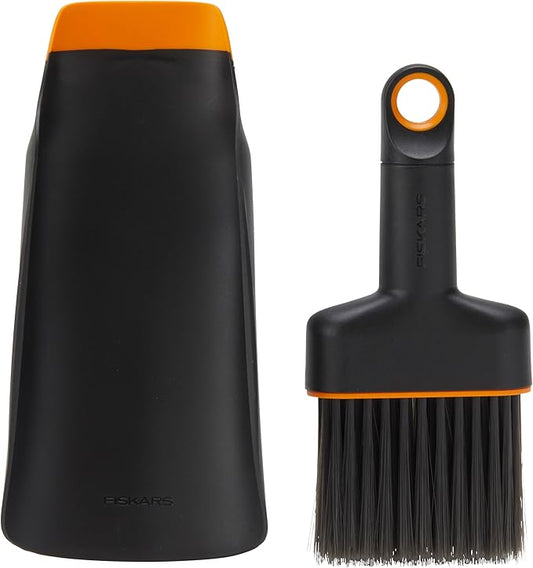 Fiskars Planting Soil Scoop and Brush Set Garden Tool for Indoor Gardening, Mess Control for Transplanting and Repotting, Made with Recycled Plastic